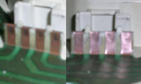 [Comparison of the corrosion on the instrument panel connector, before and after cleaning with the eraser]