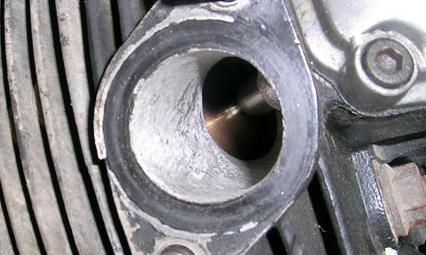 [Intake port of the vertical head.]