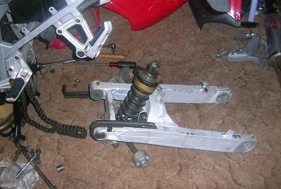 [The swingarm remove from the bike.]